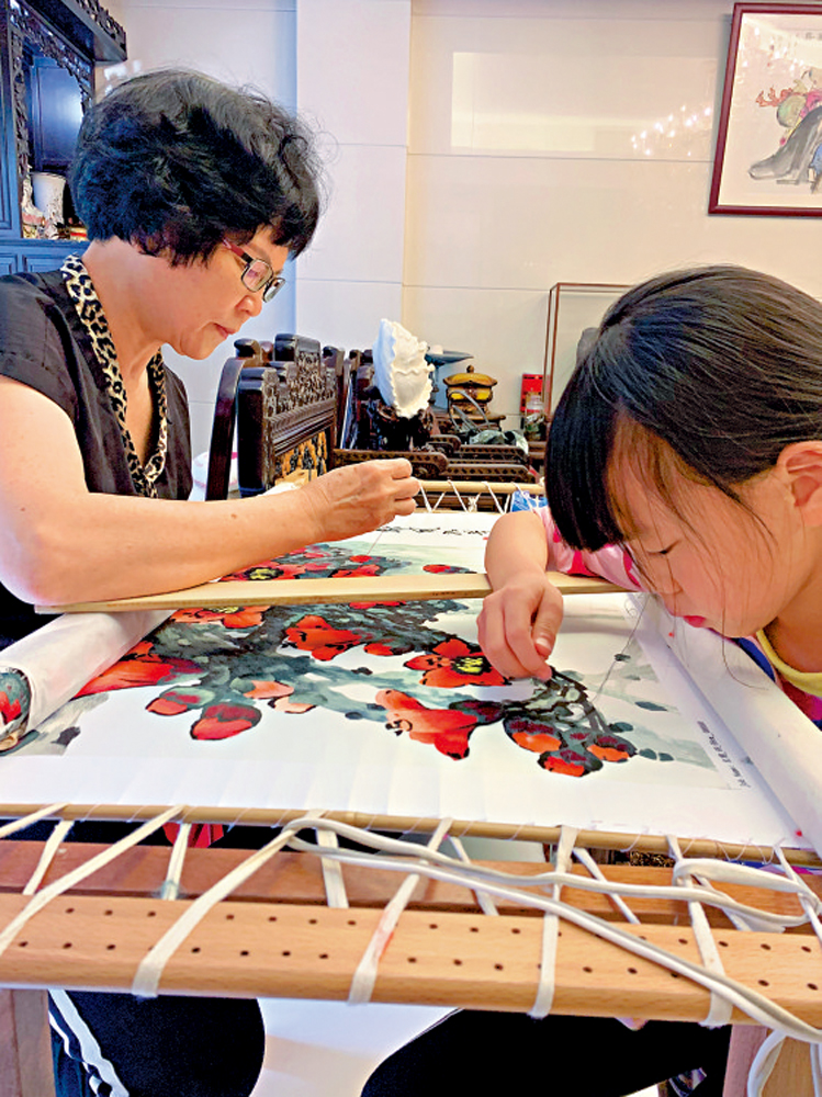 　　圖：中山小欖刺繡繡娘一針一線地完成作品。