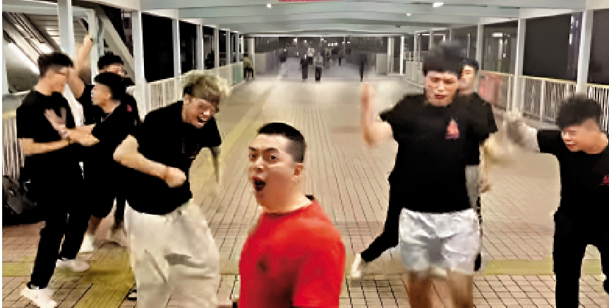 　　圖：「香港新秩序」成員經常在網上發布片段，態度囂張，行為極盡挑釁。\視頻截圖