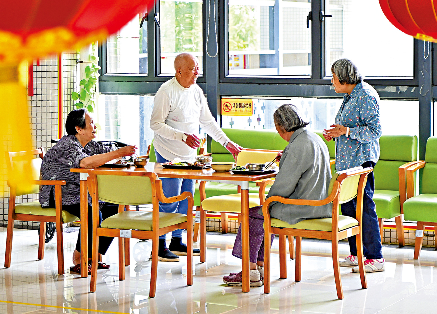 　　圖：4月12日，入住南沙區養老院的老人們相互交談。\中新社