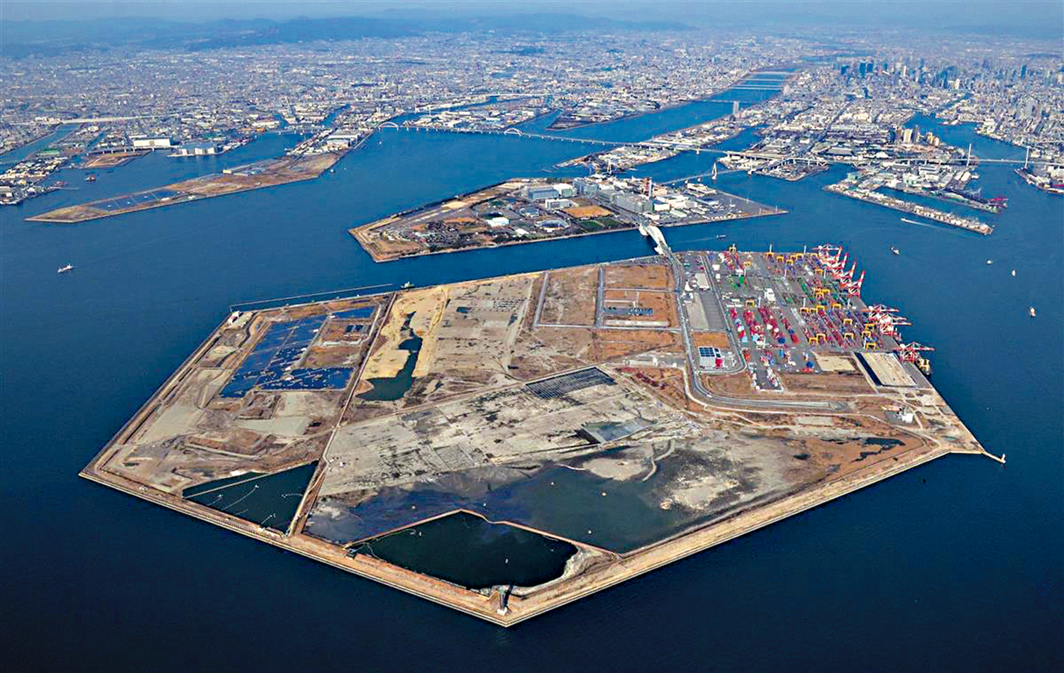 　　圖：日本將在大阪夢洲人工島上開設首家賭場度假村。圖為夢洲人工島鳥瞰圖。\網絡圖片