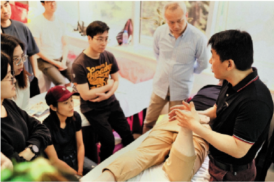 　　圖：17位年輕中醫師趁復活節假期，到廣州學習「龍氏正骨」。