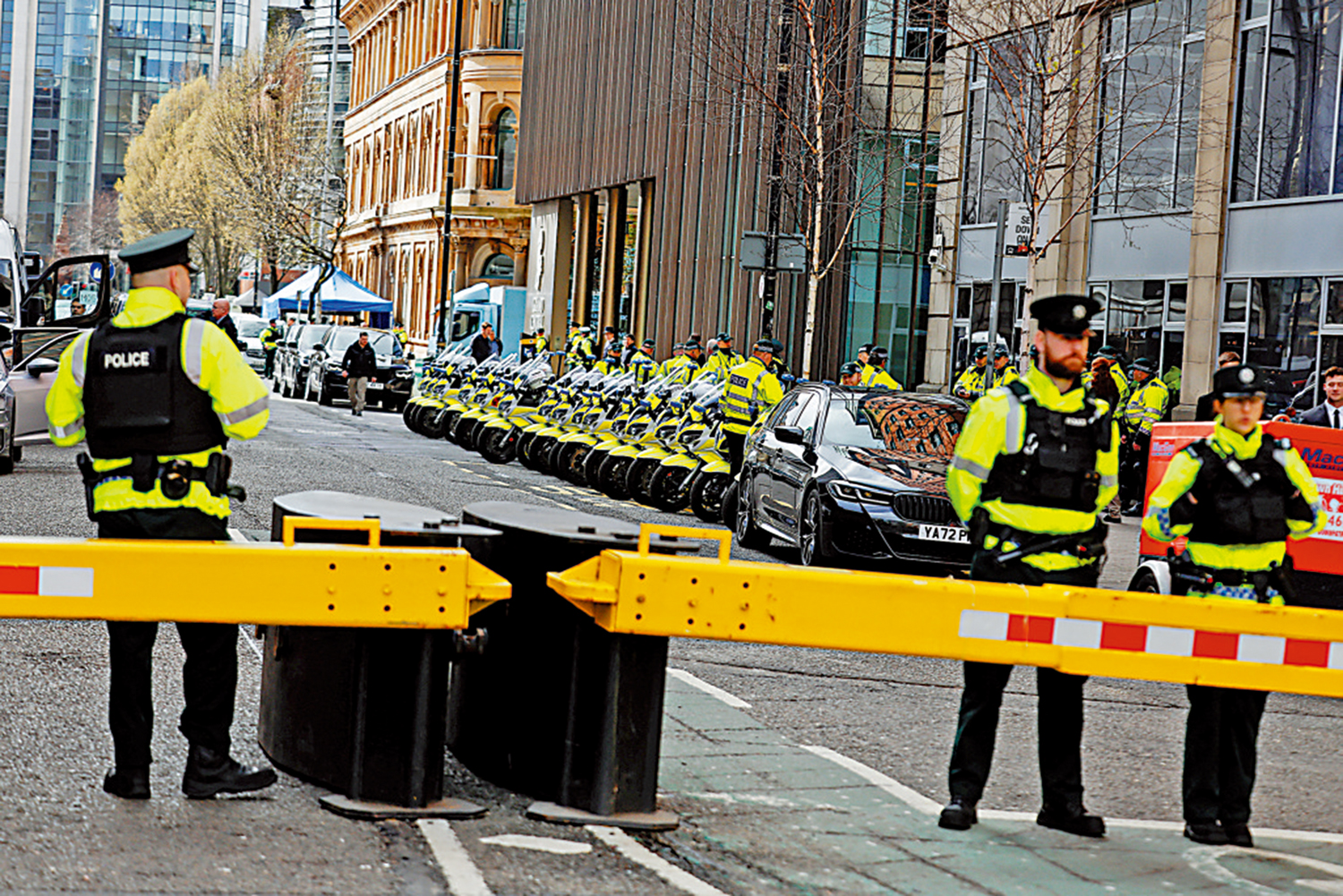 　　圖：拜登的安保計劃密件遺留在其下榻酒店附近，圖為北愛爾蘭警察12日在酒店外警戒。\路透社