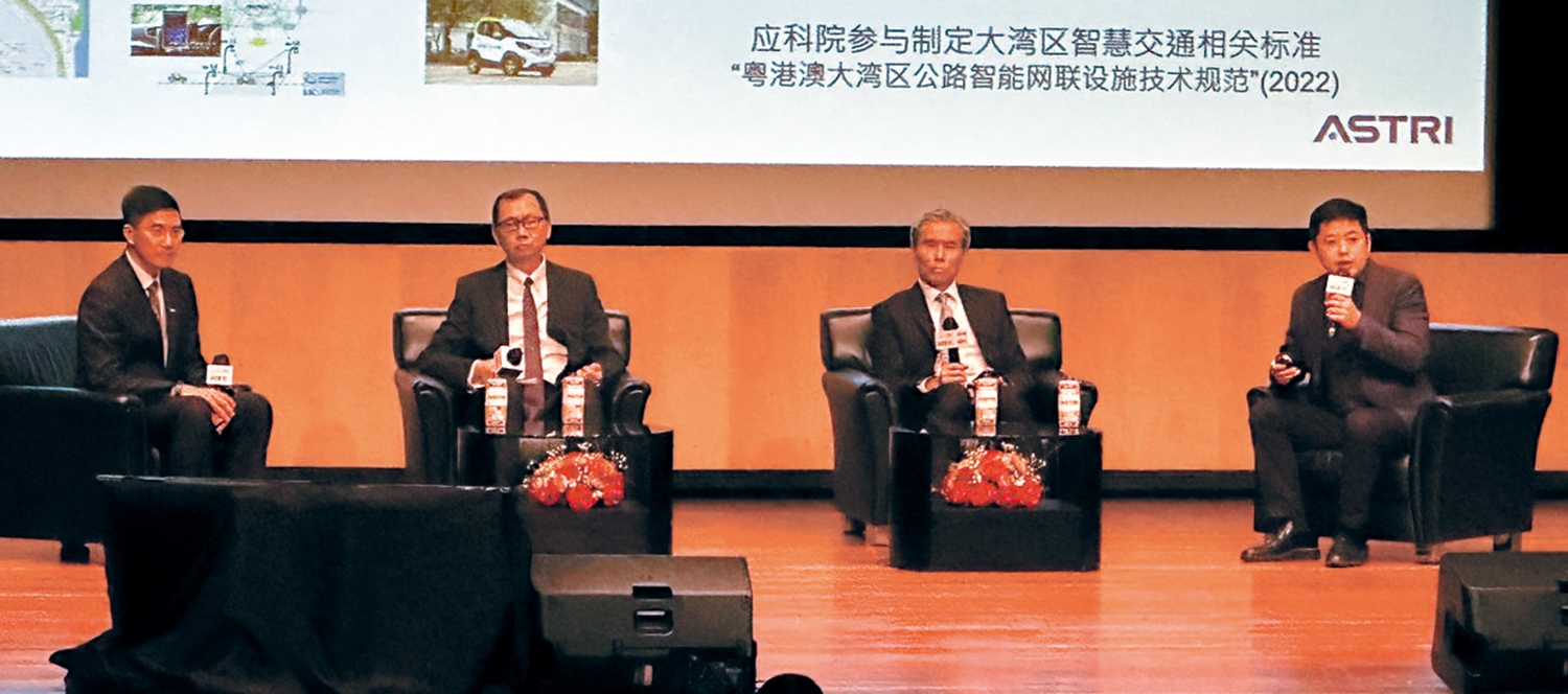 　　圖：（左起）葉成輝、梁永基、馬惟善及蘇棟哲在討論環節上熱烈發表意見。