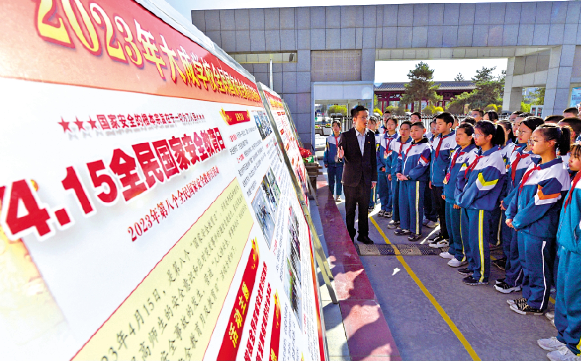 　　圖：4月14日，在甘肅張掖市甘州區大成學校，老師給學生講解國家安全相關知識。/新華社