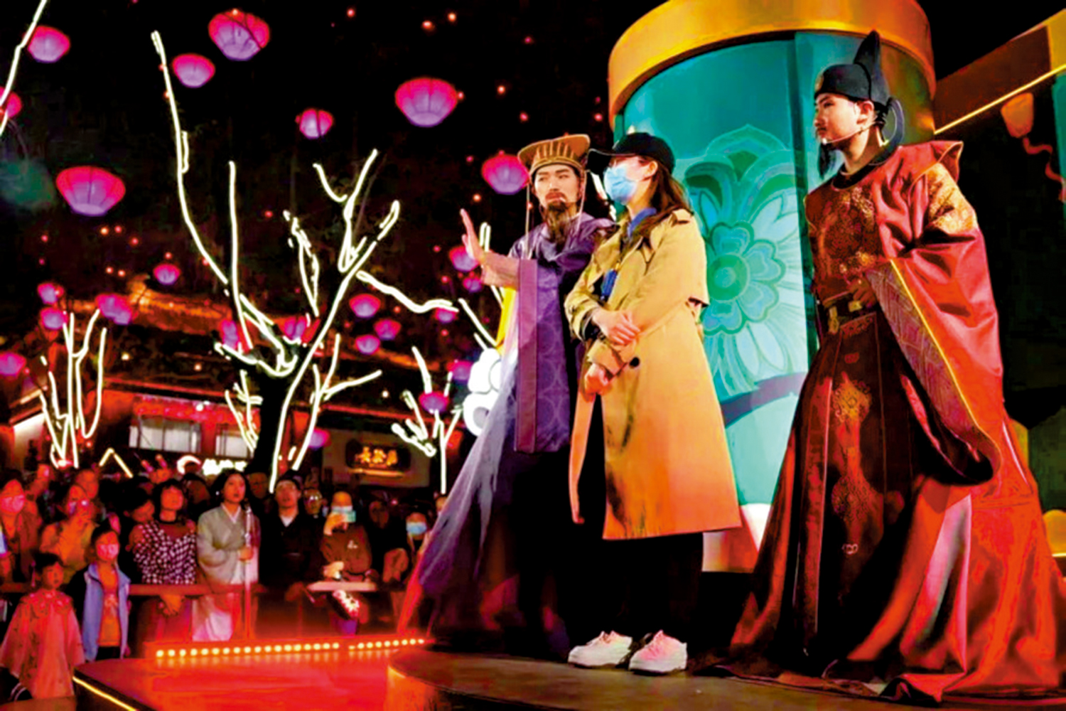 　　圖：「房玄齡」和「杜如晦」與遊客互動。\受訪者供圖