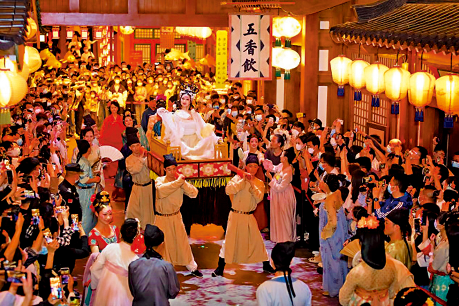 　　圖：「長安十二時辰」唐風市井生活街區內的表演。