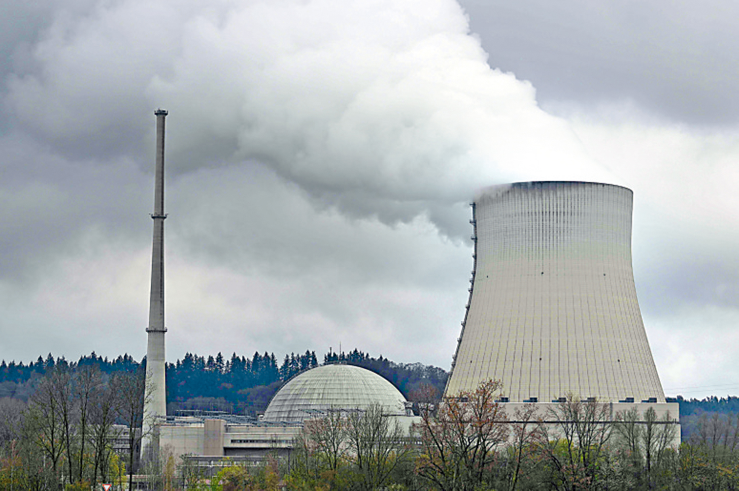 　　圖：德國15日關閉最後3座核電站，圖為德國南部的伊薩爾核電站。\法新社