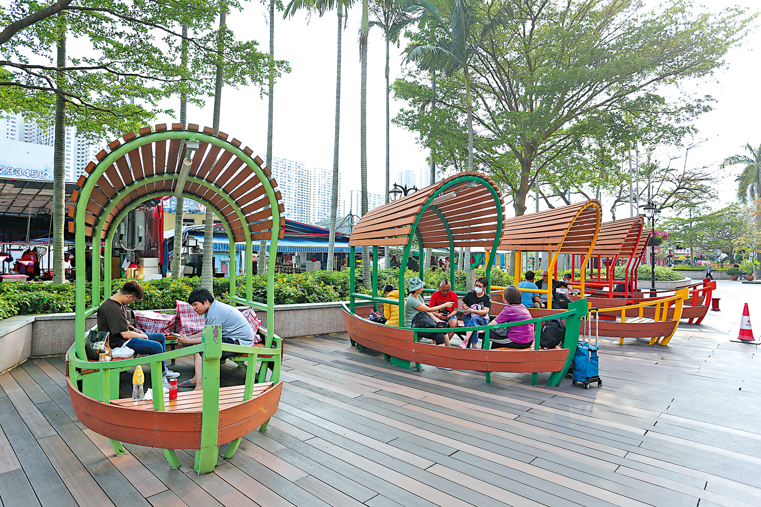 圖:香港仔海濱公園打造漁港特色,舢舨形的休憩座椅很受遊人歡迎。\大公報記者何嘉駿攝
