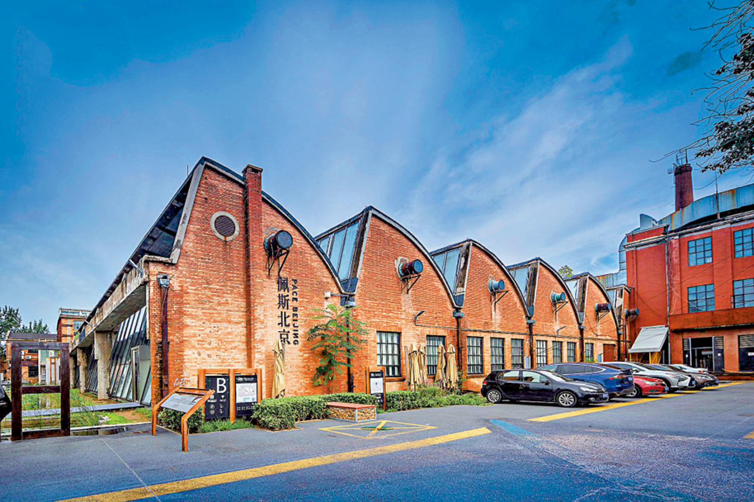 　　圖：活化閒置舊廠房構成了798藝術社區的多元文化空間。