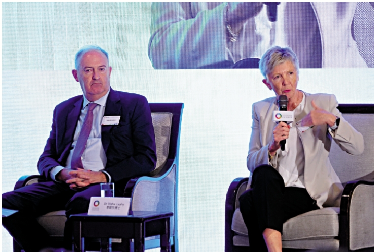 　　圖：太古集團主席白德利（左）、香港體育學院有限公司院長李翠莎出席論壇。