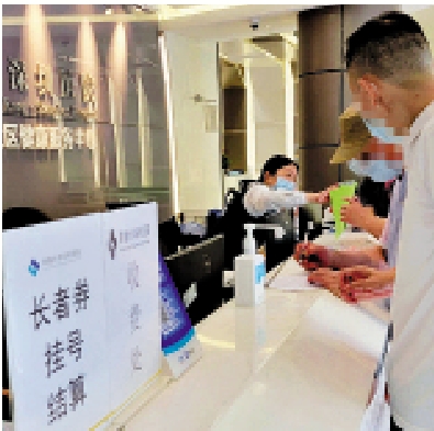 　　圖：香港長者在華為社康中心取號看診。\大公報記者郭若溪攝