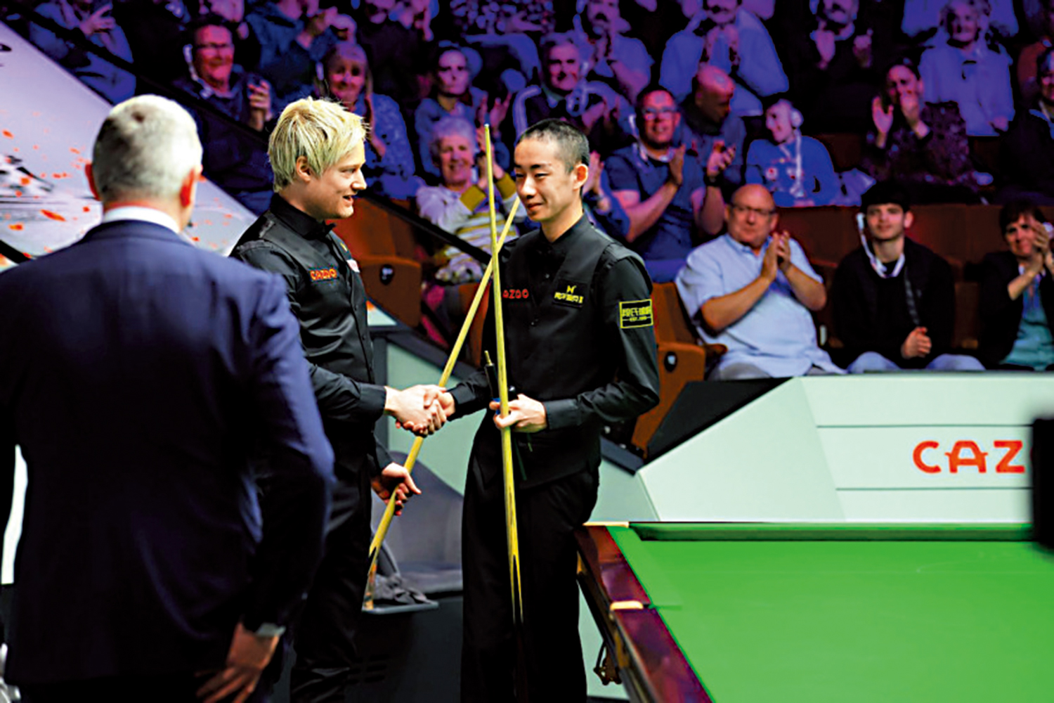 　　圖：吳宜澤（右）在世錦賽首圈負羅拔遜（中）。\網絡圖片