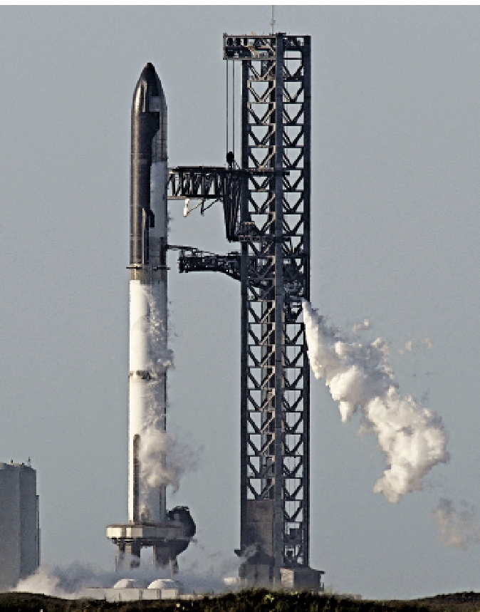 　　圖：17日，SpaceX的「星艦」位於得州的發射台上。 法新社