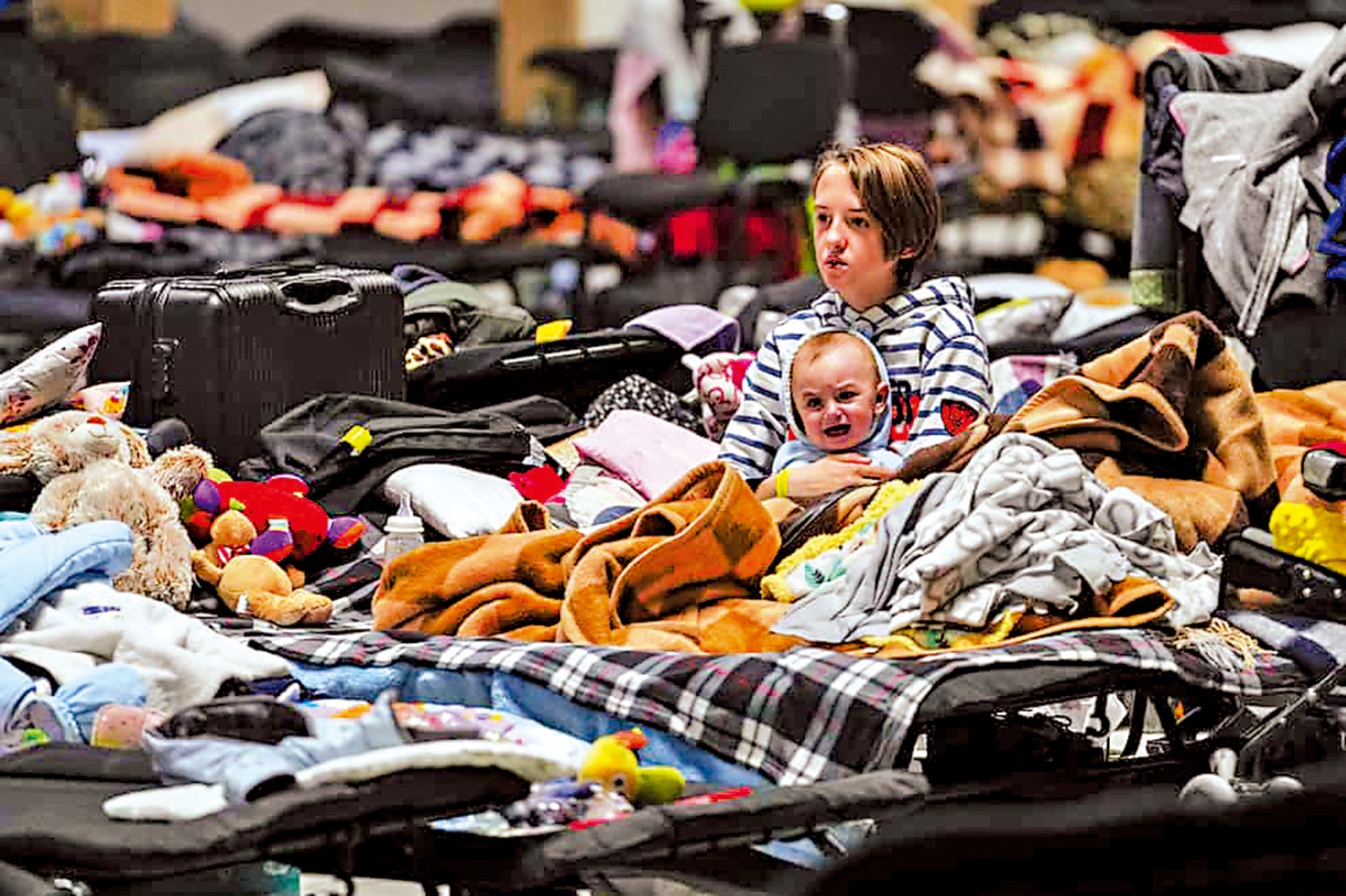 　　圖：烏克蘭難民在波蘭華沙附近一個難民營內。\美聯社
