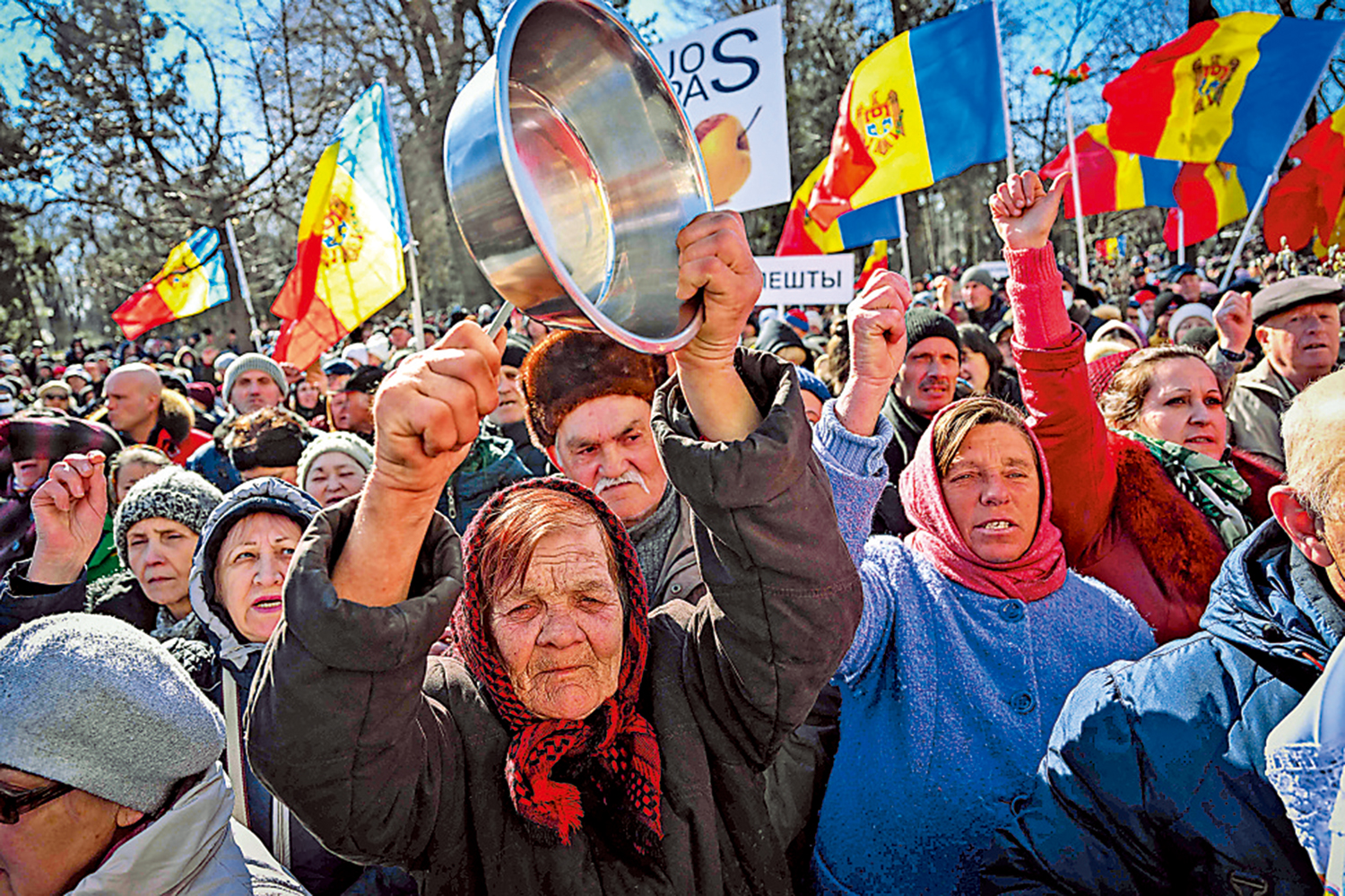 　　圖：摩爾多瓦民眾上月在首都基希涅夫街頭舉行反政府示威。\法新社