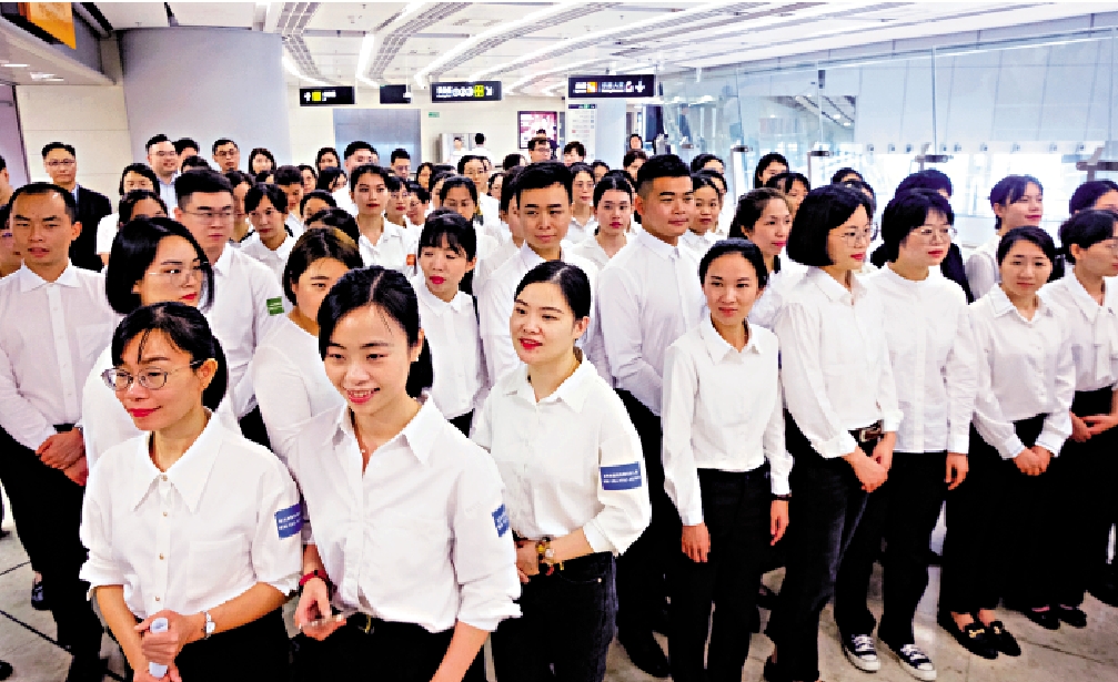 　　圖：83名內地醫護前日抵港，醫管局指會安排他們到老人科病房工作。\大公報記者蔡文豪攝