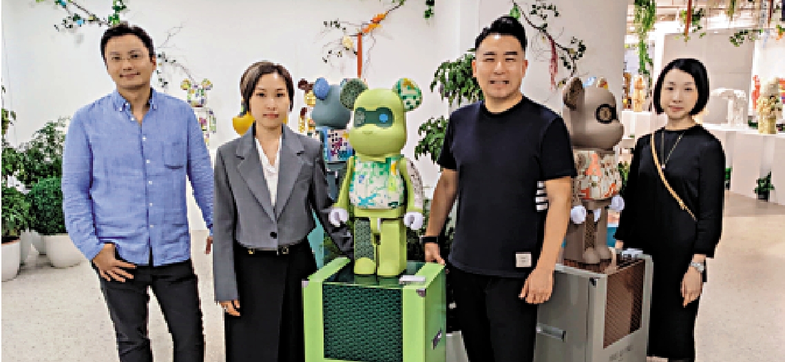 　　圖：尚晉執行董事方日明（右二）看好消費市道。旁為財務總監陳漢榮（左一）、首席創新官連均娸（左二）。