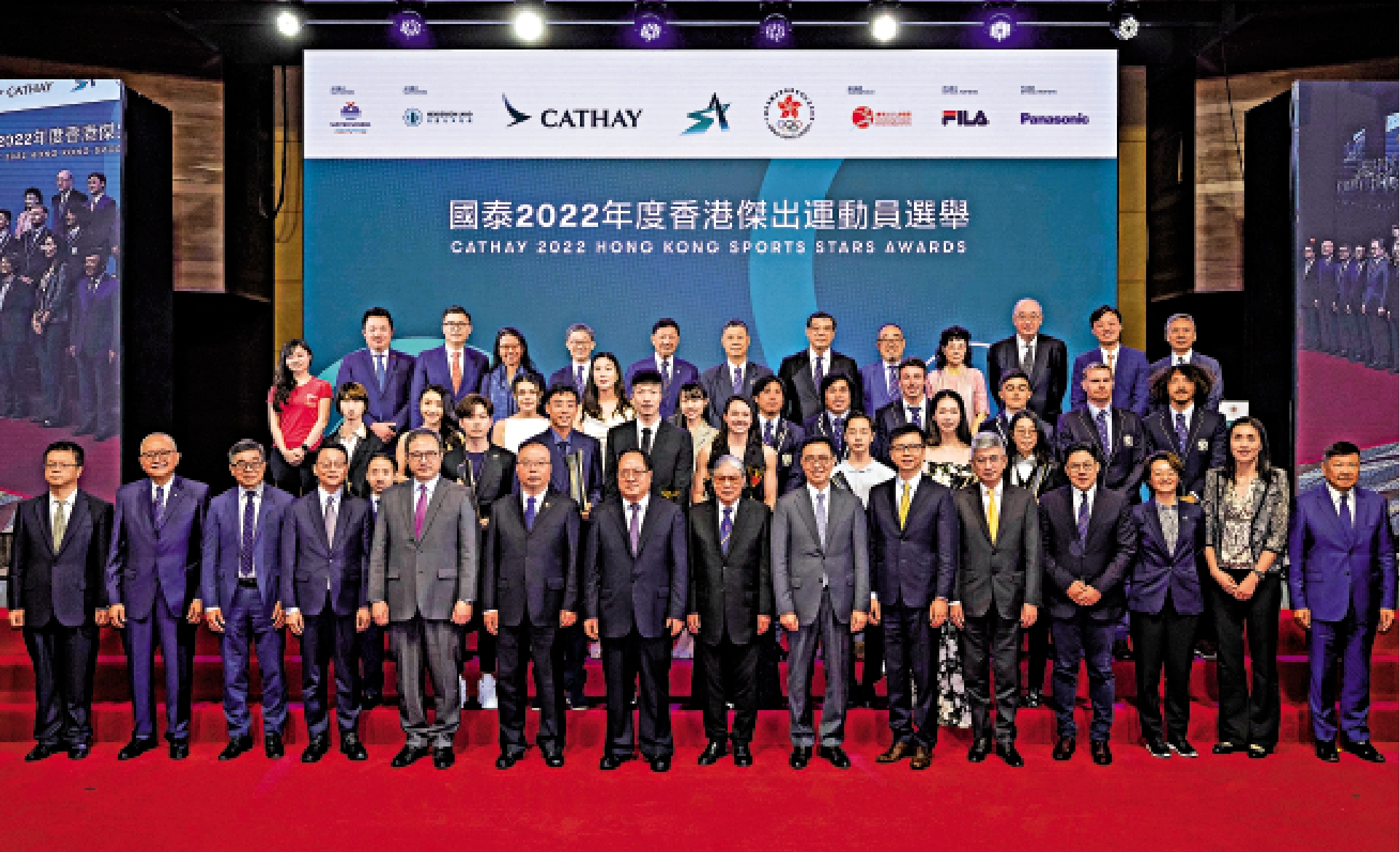 　　圖：嘉賓們與得獎者大合照。\大會圖片