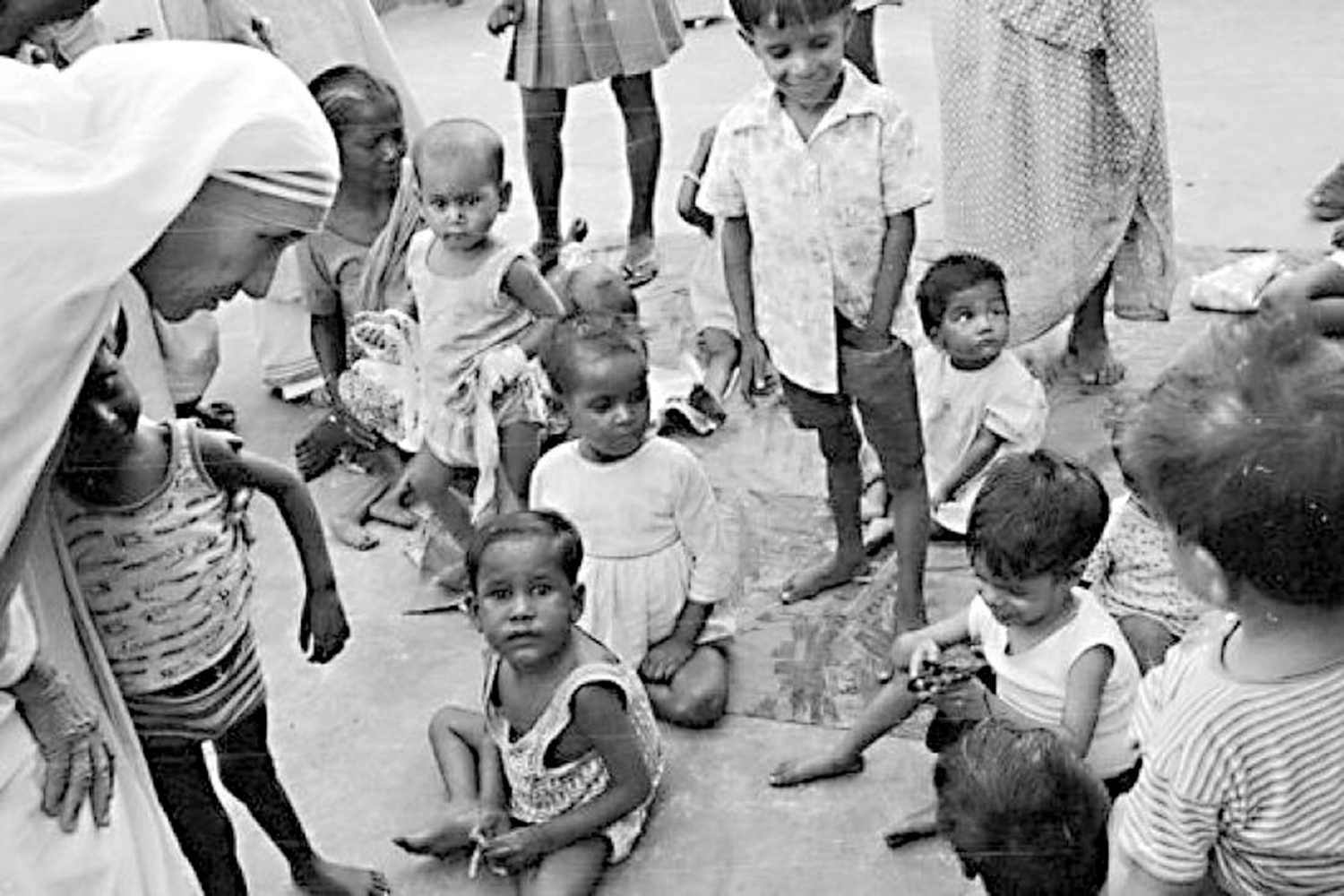 　　圖：德蘭修女與她所創立的孤兒院裏的孩子。\美聯社