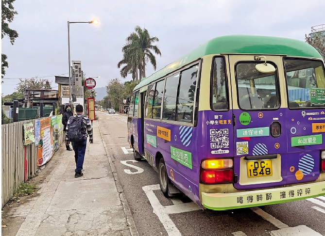 　　圖：江夏圍村有小巴往港鐵站，但居民稱經常滿座。\大公報記者鍾佩欣攝