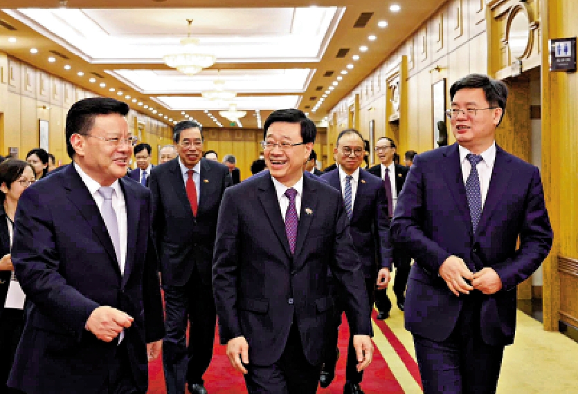 　　圖：李家超率領訪問團昨日抵達深圳，與深圳市委書記孟凡利和市長覃偉中交流。