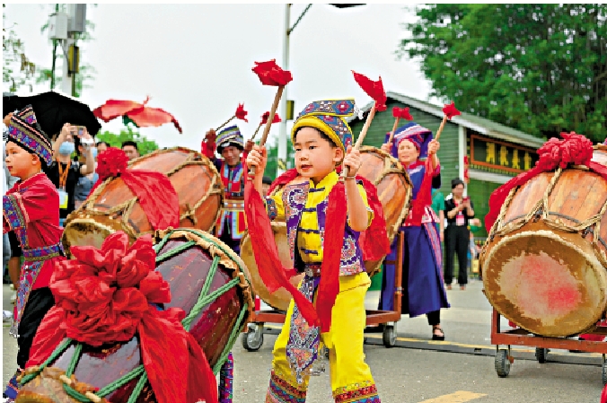 　　圖：2023「壯族三月三．八桂嘉年華」21日在南寧開幕。圖為馬山會鼓表演。\中新社