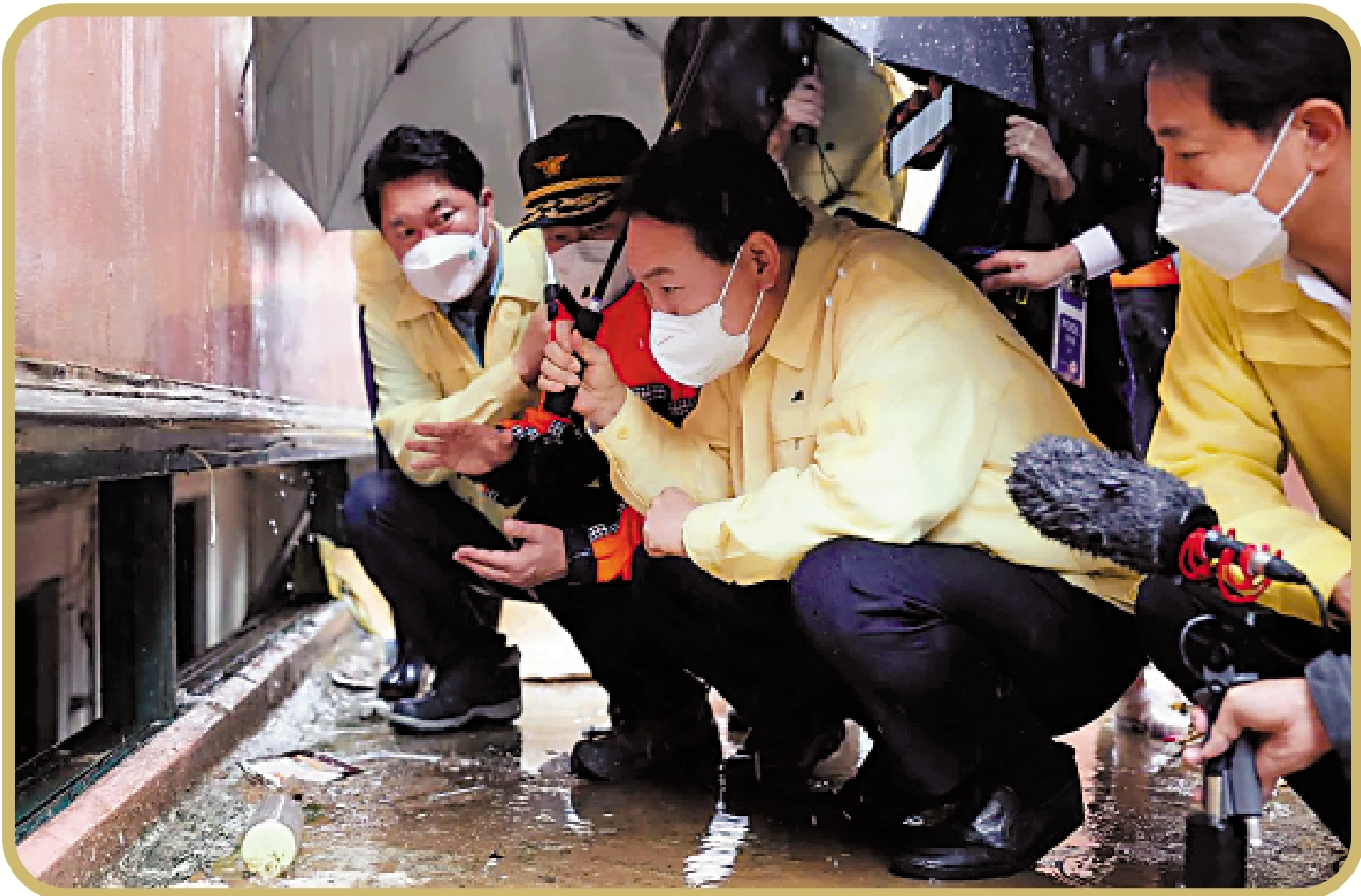 　　圖：去年8月首爾遭遇暴雨，韓國總統尹錫悅在半地下室重災區視察。\網絡圖片