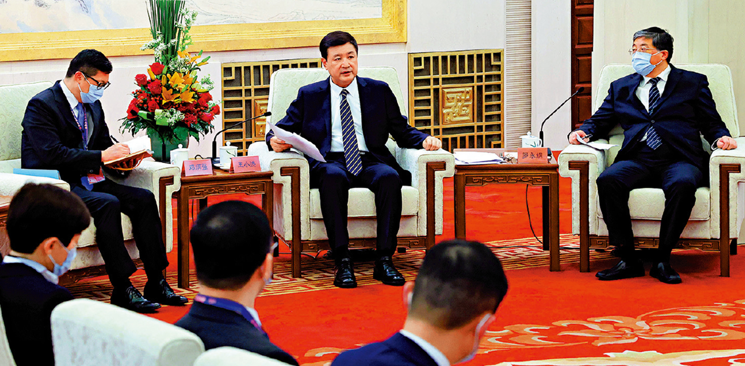 　　圖：國務委員、公安部部長王小洪昨日在北京會見香港特區保安局局長鄧炳強率領的香港紀律部隊文化交流團。\新華社