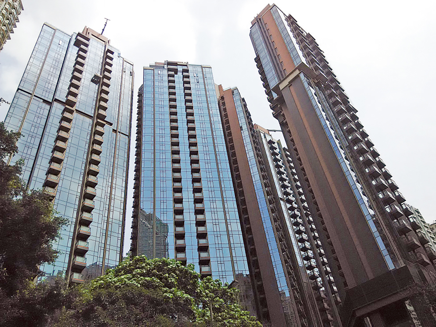 　　圖：內地專才對本港住宅需求殷切，天后柏傲山一個兩房戶以3.8萬元租出。