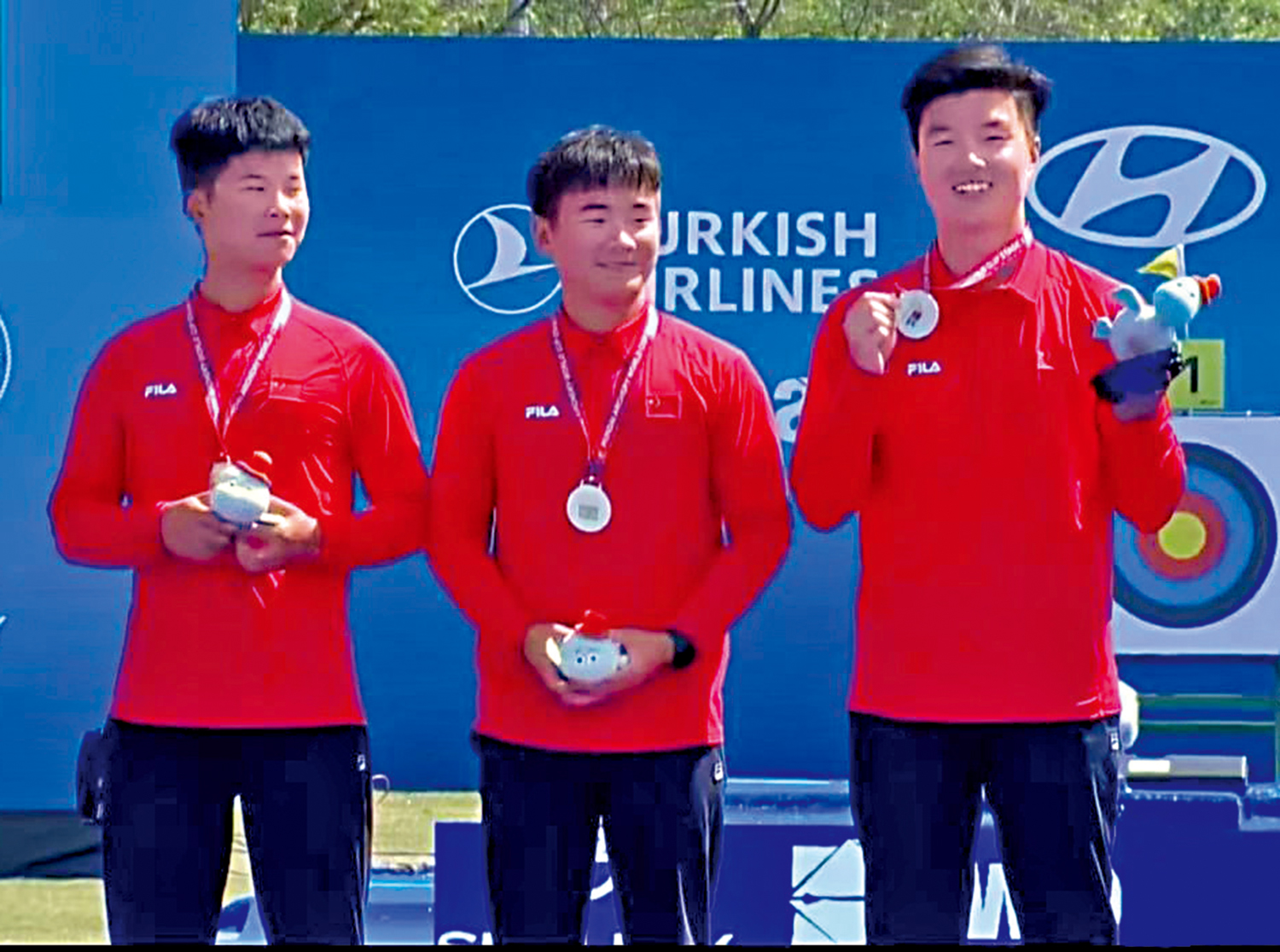 　　圖：中國男團射箭隊在頒獎禮展示金牌。\網絡圖片