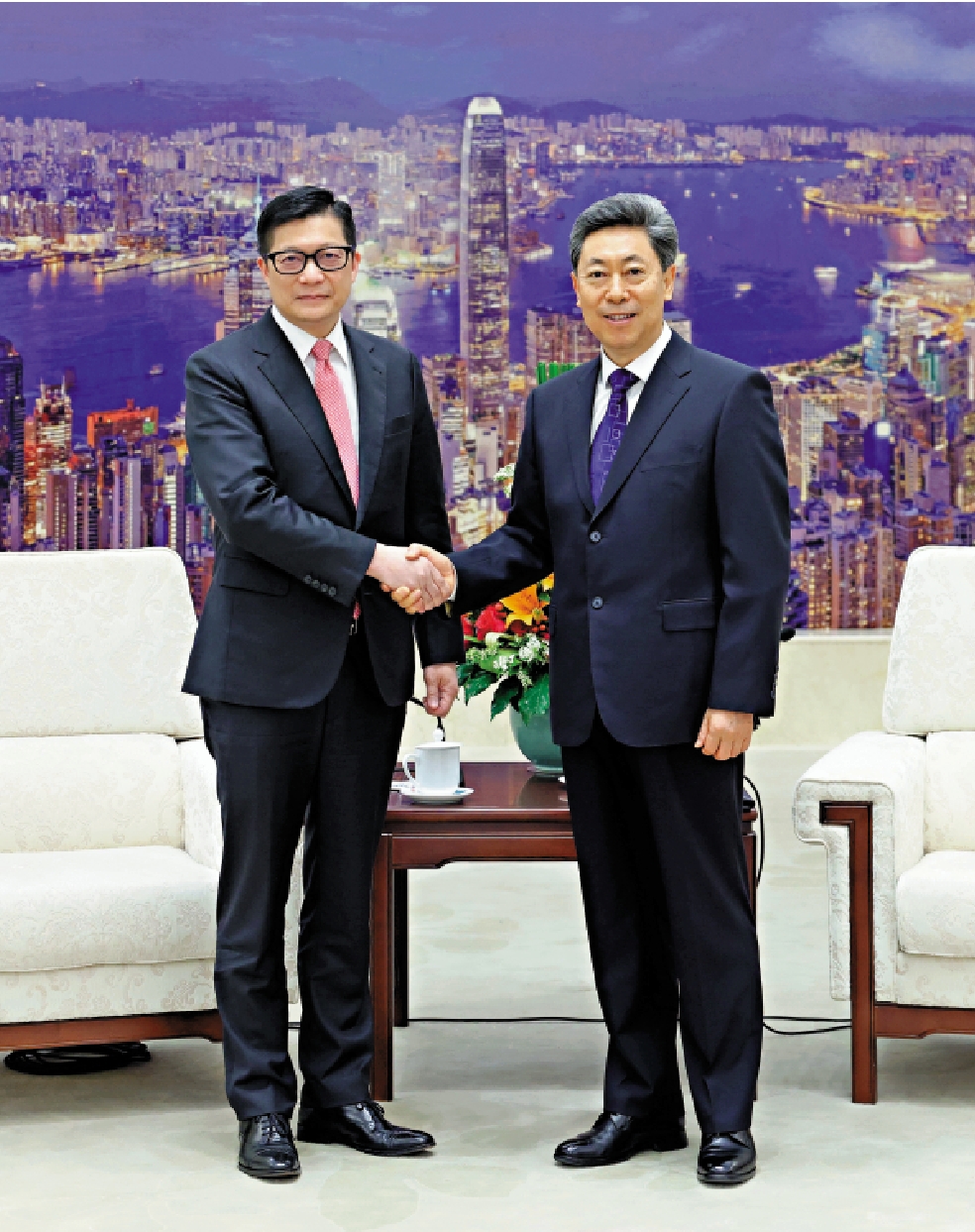 　　圖：中共中央政治局委員、中央政法委書記陳文清在北京會見保安局局長鄧炳強率領的香港紀律部隊文化交流團。\新華社