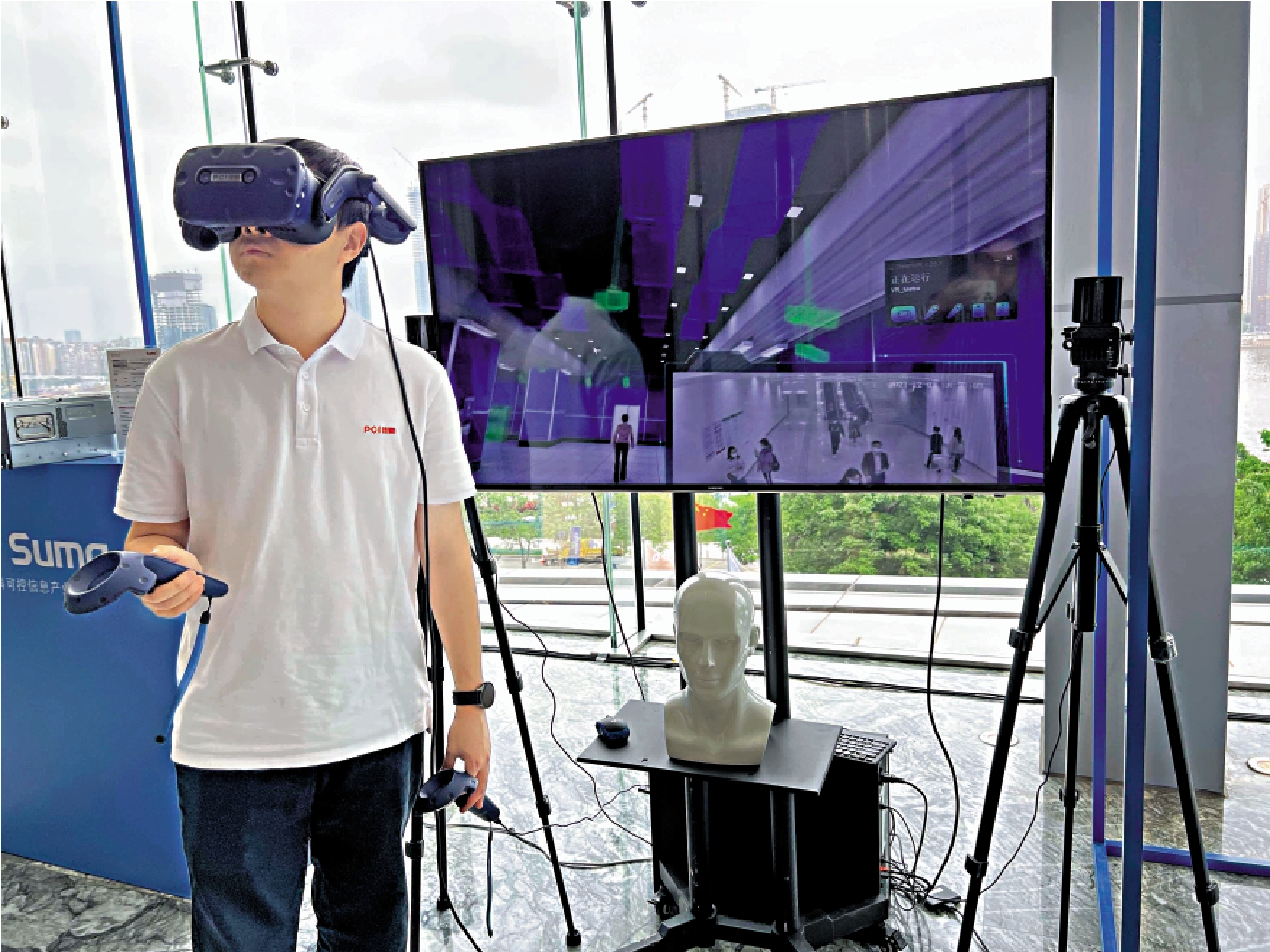 　　圖：會場外的人工智能創新成果展上，參觀者體驗佳都科技自研的華佳Mos智慧地鐵管控平台。/大公報記者 帥誠攝