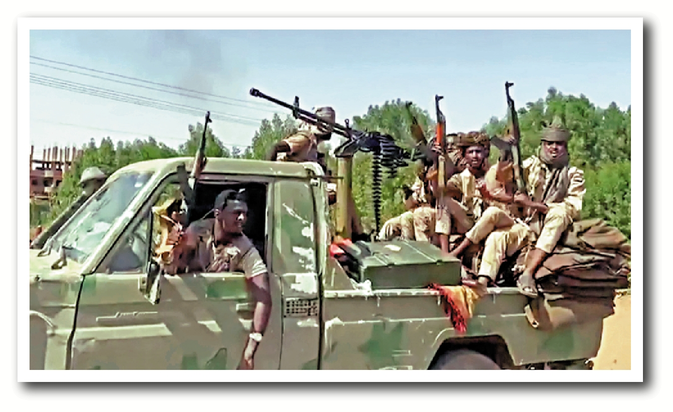 　　圖：持槍的蘇丹快速支援部隊士兵在喀土穆街頭經過。\法新社