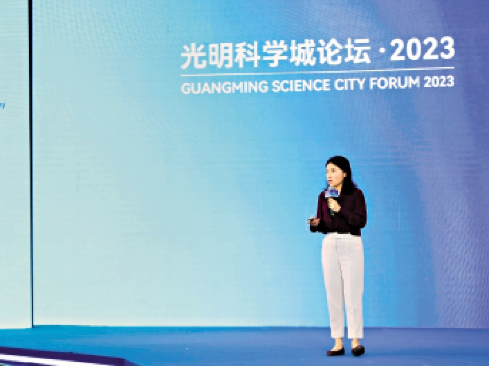 　　圖：顏寧介紹深圳醫學科學院和深圳灣實驗室的進展。