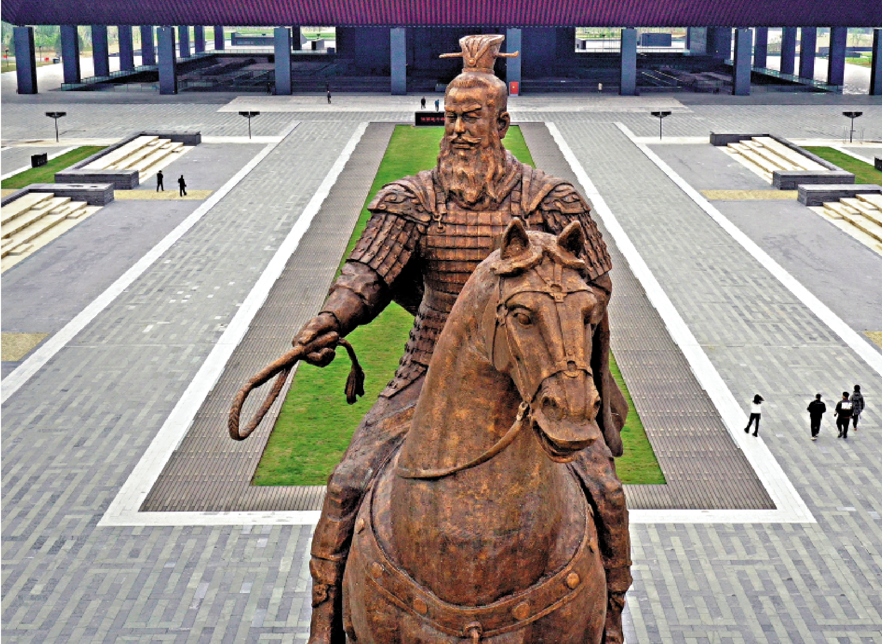 　　圖：曹操高陵遺址博物館的「魏武揮鞭」塑像。/新華社