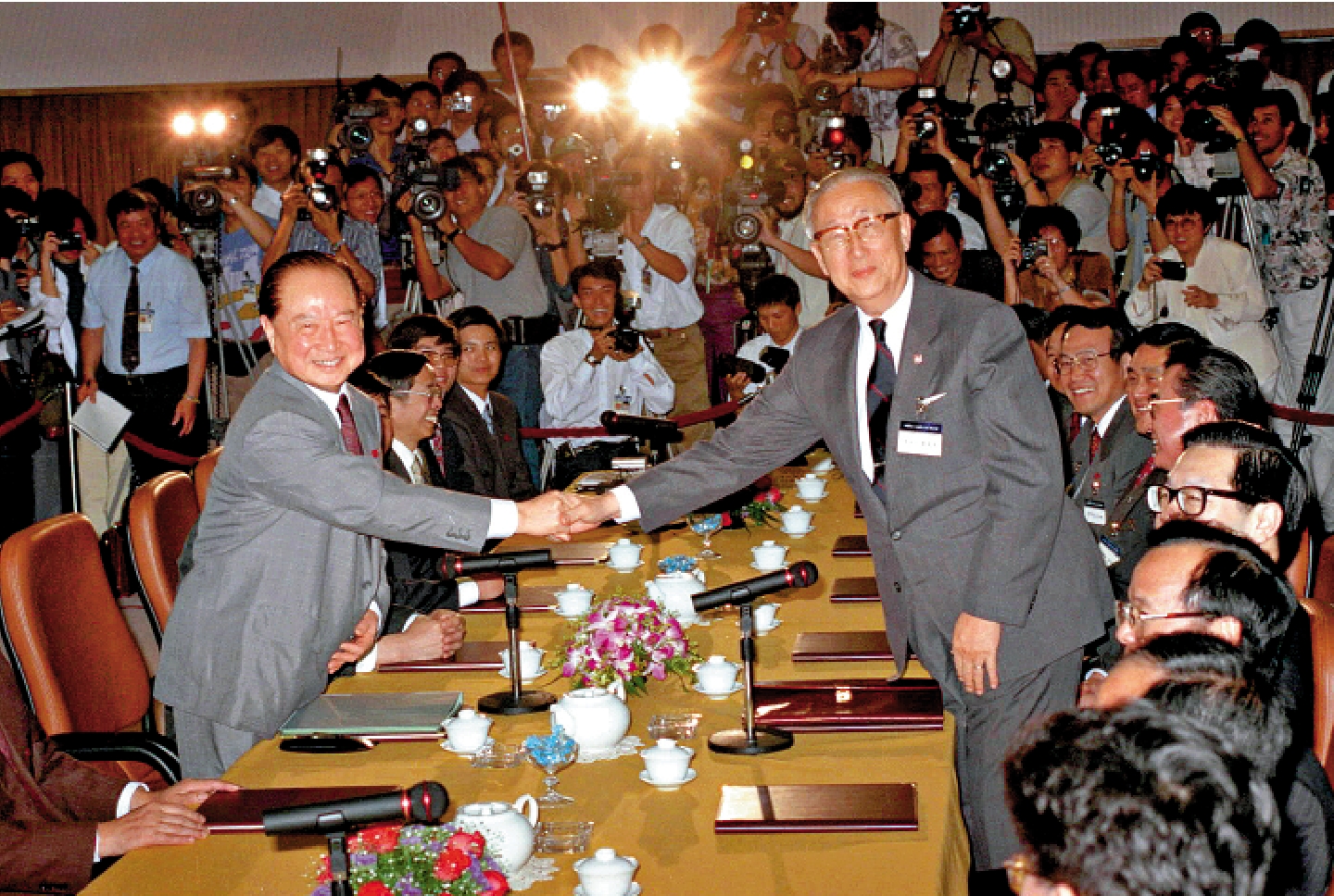 　　圖：1993年4月27日「汪辜會談」在新加坡舉行。時任大陸海協會會長汪道涵（左）與時任台灣海基會董事長辜振甫在會談前握手。\資料圖片