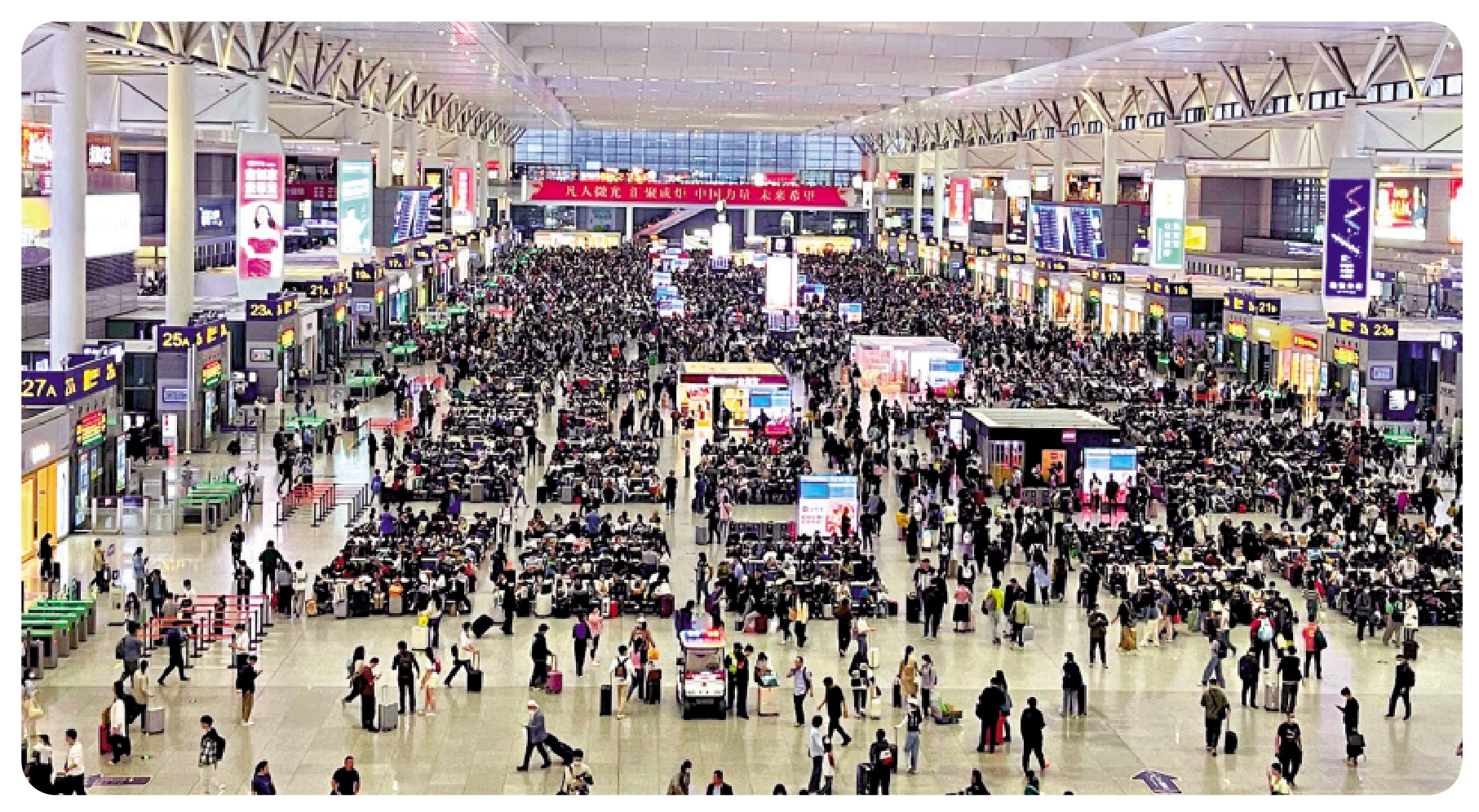 　　圖：「五一」來臨，鐵路、航班均迎客流高峰。圖為28日，上海虹橋站候車大廳人山人海。/大公報記者夏微攝