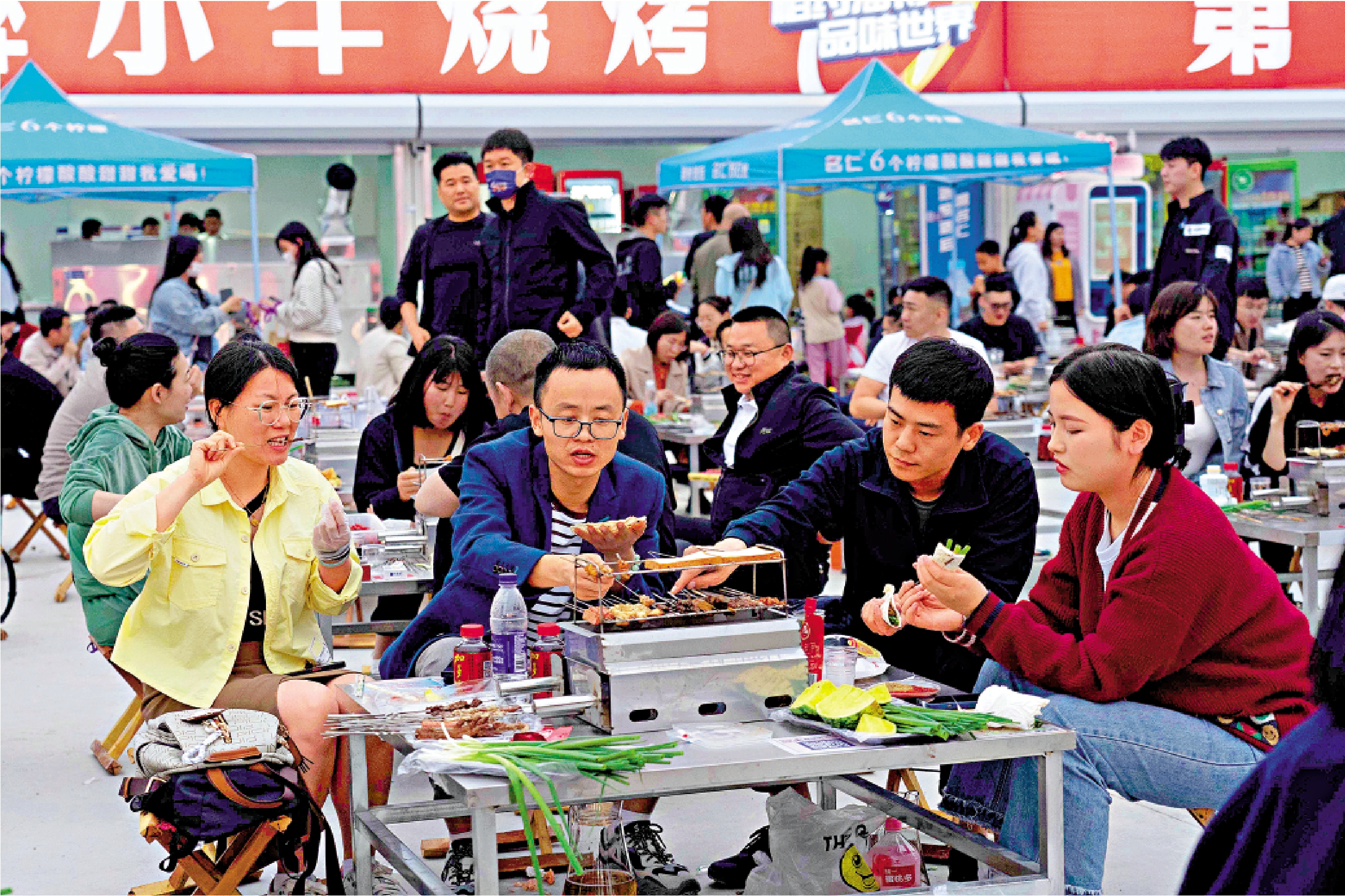 　　圖：4月28日晚，在山東淄博，市民和外地遊客齊聚一堂，享用美味燒烤。大公報記者胡卧龍攝
