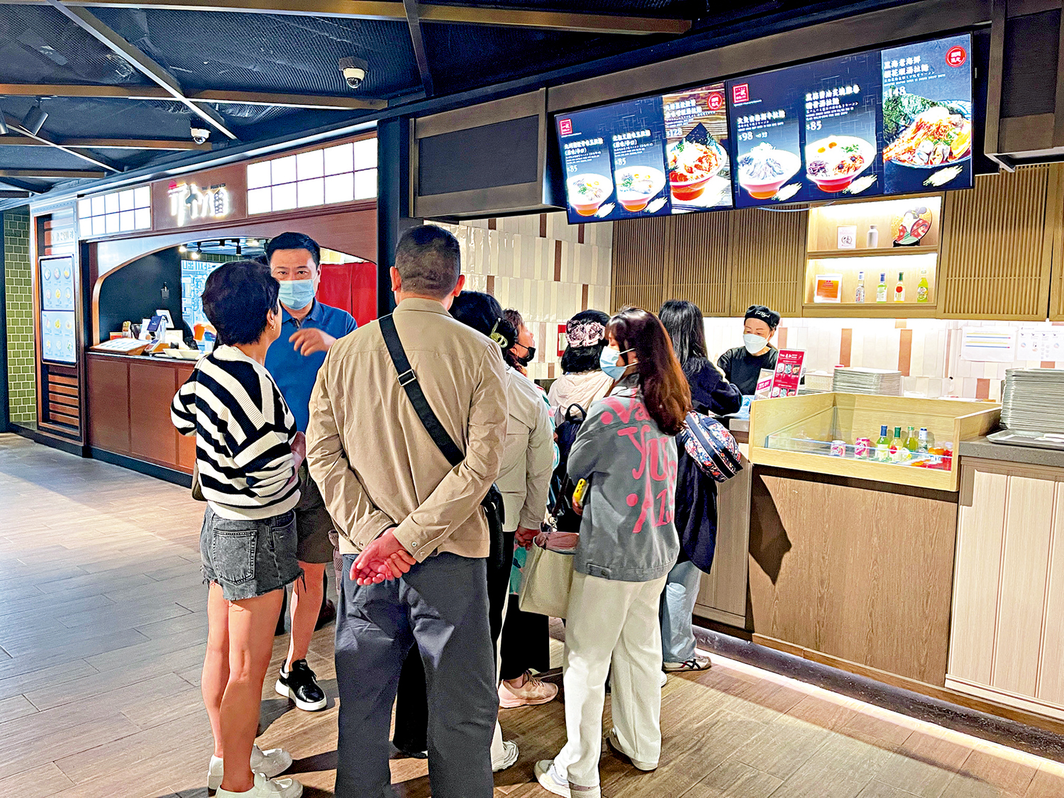 　　圖：旅行團會向團友派發面值一百元的餐券，團友可在美食廣場自行挑選心水食物。\大公報記者鍾佩欣攝