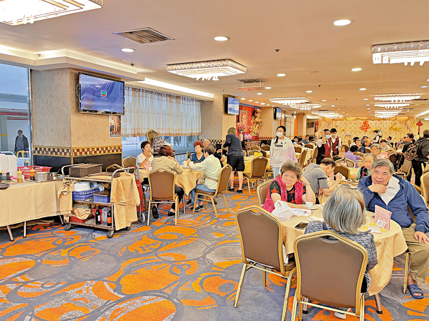 　　圖：富山邨一酒樓開拓團餐生意，負責人指生意額有兩成增長。\大公報記者鍾佩欣攝