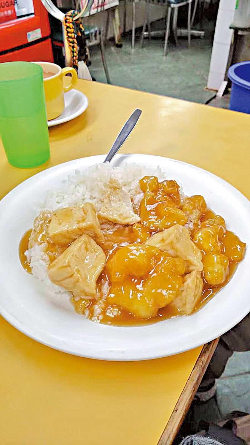 　　圖：茶餐廳亦成為認可團餐供應商，初步提供固定五款餐單供團客選擇。圖為豆腐斑腩飯。