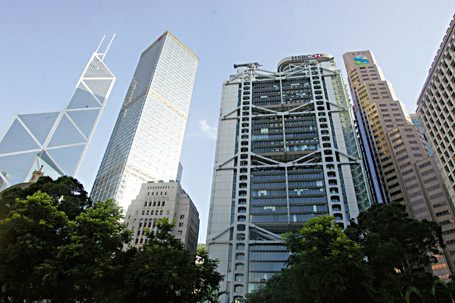 圖:本港不少銀行有提供月供股票計劃,投資者應了解不同計劃的差別。