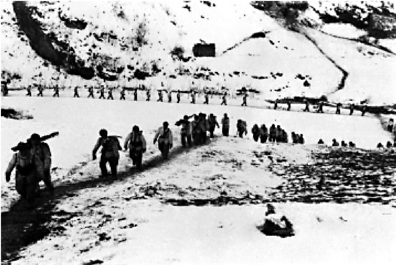 　　圖：中國人民志願軍在抗美援朝戰爭中向「聯合國軍」的側翼挺進。\新華社