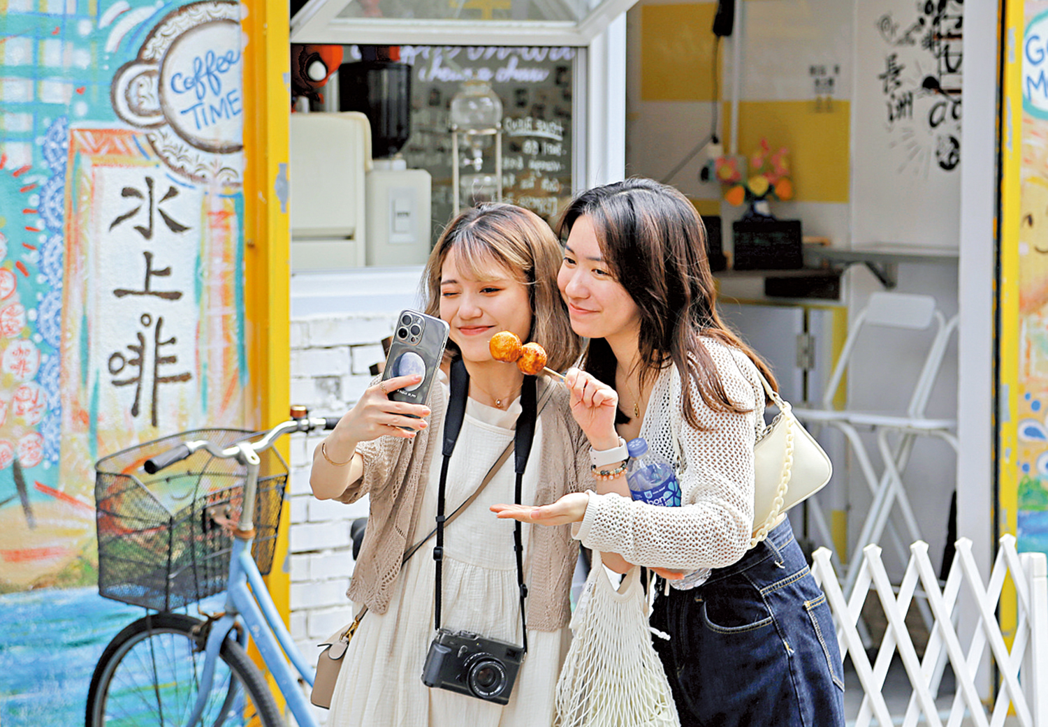 　　圖：旅客來香港遊玩，除暢遊景點、大啖美食外，更可住進酒店主題套房，盡情享受打卡樂趣。\大公報記者何嘉駿攝
