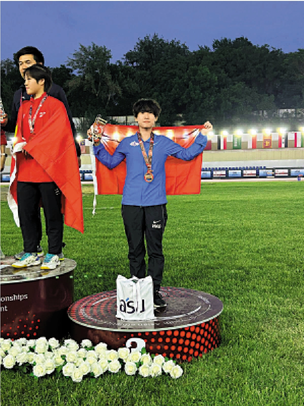 　　圖：許鎧珈（右）展示標槍銅牌。/田徑總會圖片