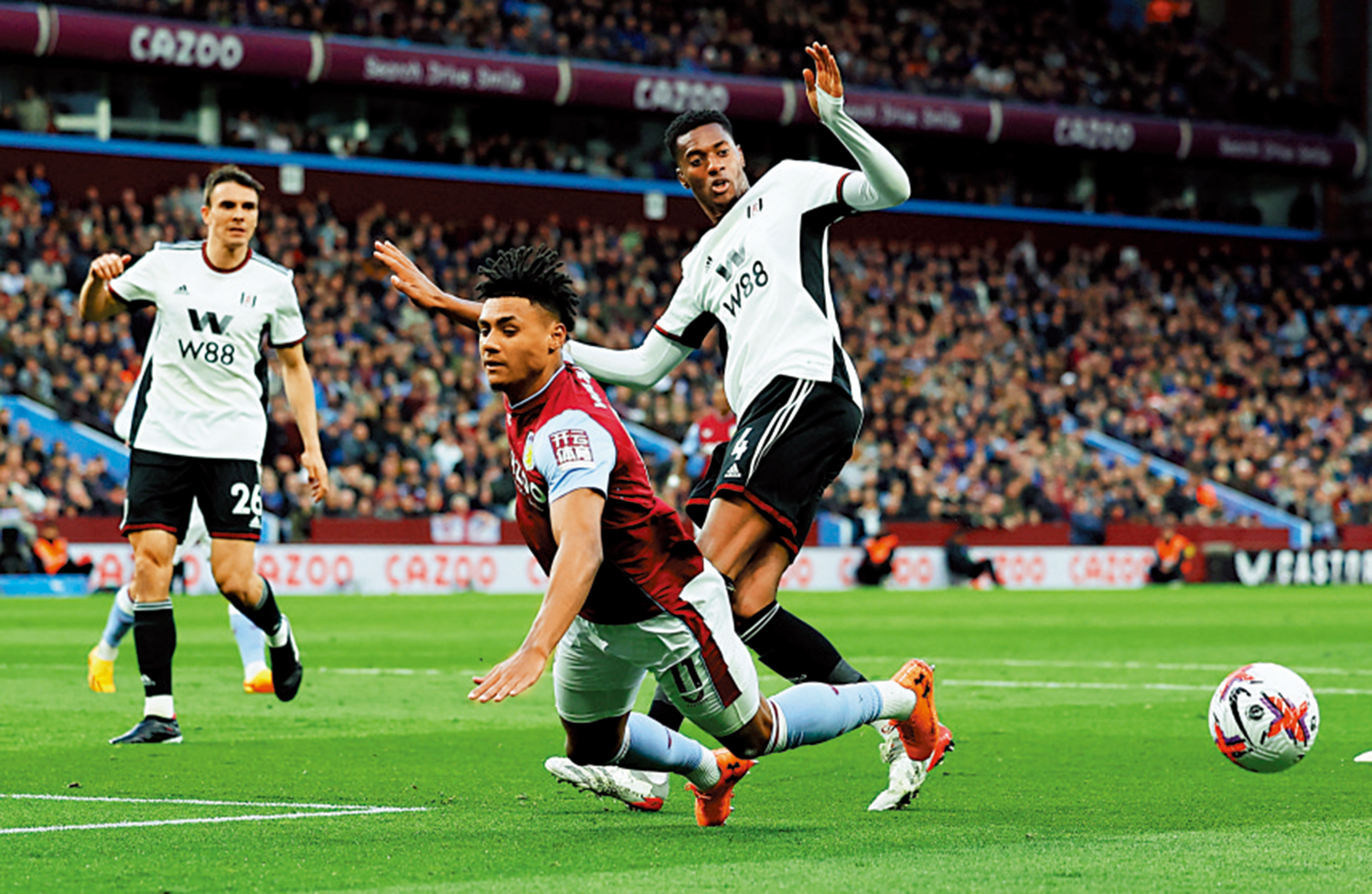 　　圖：奧尼屈堅斯（中）獲得拜仁垂青。\路透社