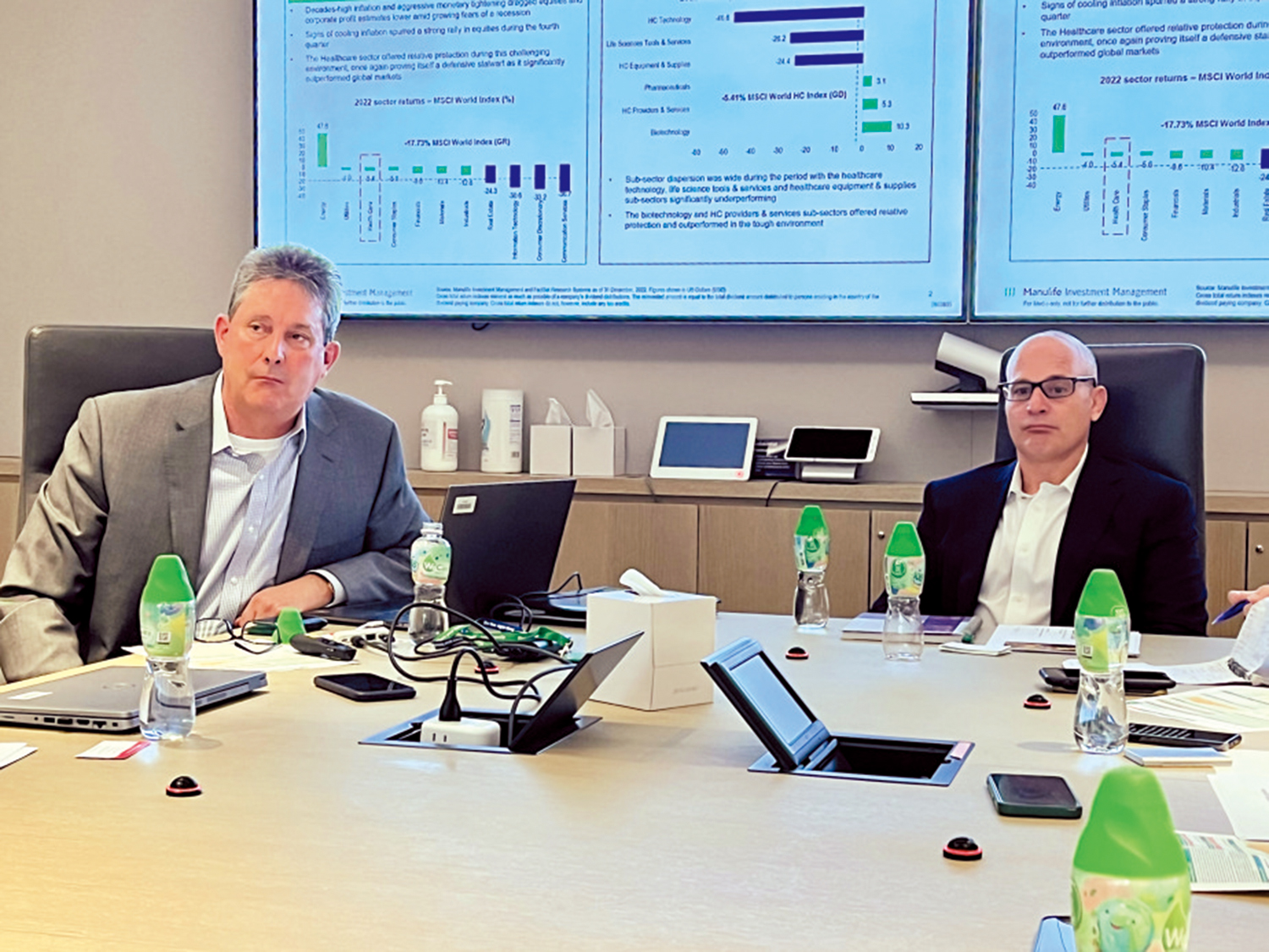 　　圖：Steven Slaughter（右）強調，康健護理業於不同經濟周期都具韌性。\大公報攝