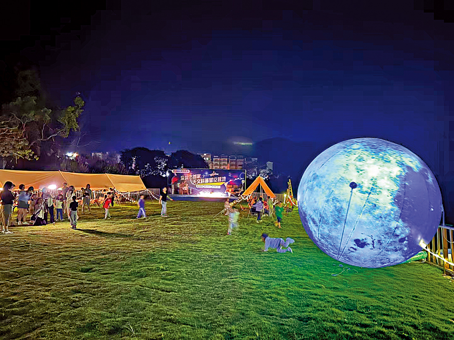 　　圖：西涌力高樂園的觀星活動吸引眾多市民遊客。\大公報記者郭若溪攝