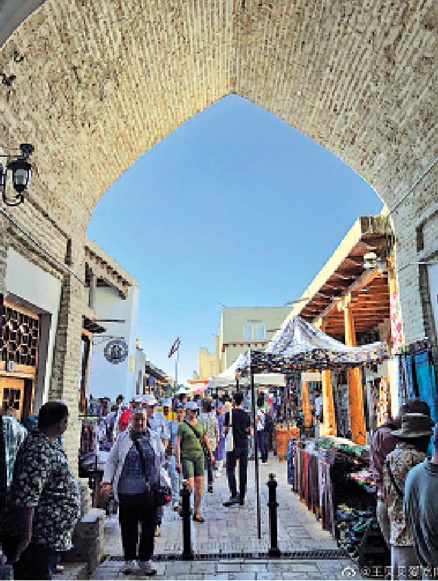 　　圖：來自世界各地的遊客漫步烏茲別克斯坦歷史名城布哈拉。