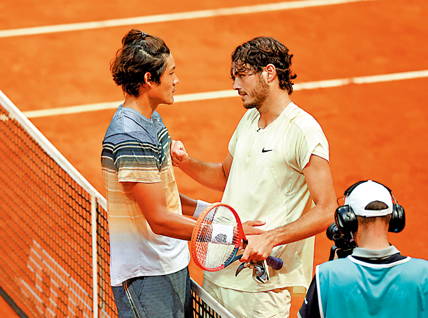 　　圖：張之臻（左）接受費列斯的祝賀。\路透社